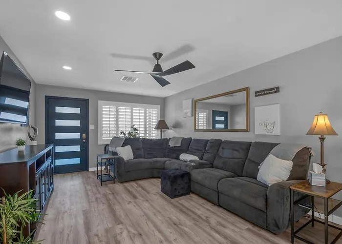 Mins To Phx, Asu, Banner & Desert Arena Holiday home *